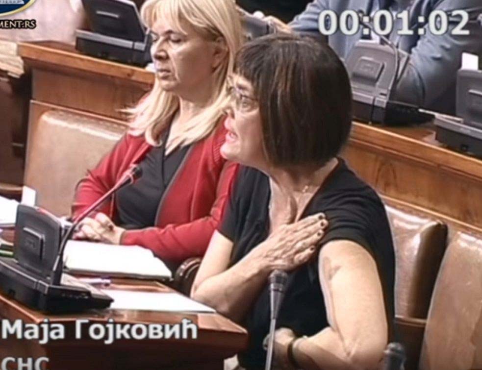 КО ЛИ ЈЕ НАУЧИО ДА ТАКО ЛАЖЕ, ПИТАМО СЕ? Маја МОЛЕР Гојковић фарбала јавност МОДРИЦОМ НА НАДЛАКТИЦИ, а у лекарском извештају стоји детаљ који открива њену ГНУСНУ БАРОНИЈУ! 